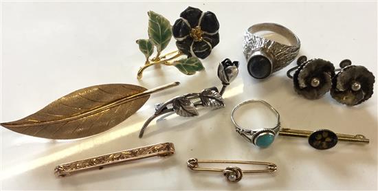 Mixed costume jewellery including gold brooches